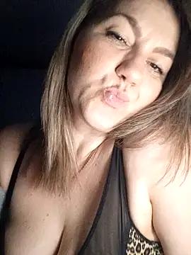 Discover our girls online shows and discover the company of countless livestreamers, with stunning shapes, sex toys and more.