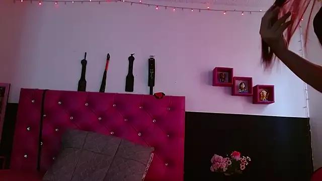 Discover our girls online shows and discover the company of countless livestreamers, with stunning shapes, sex toys and more.