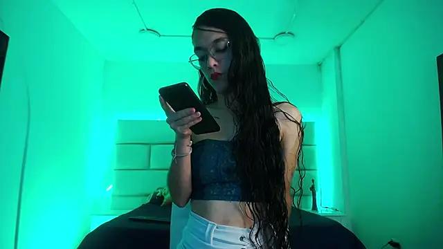 Discover our girls online shows and discover the company of countless livestreamers, with stunning shapes, sex toys and more.