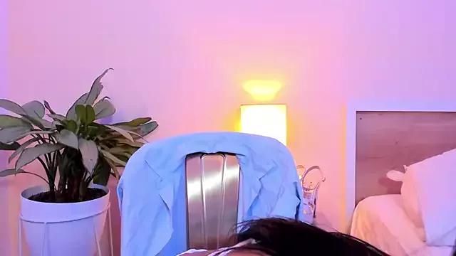 Discover our girls online shows and discover the company of countless livestreamers, with stunning shapes, sex toys and more.