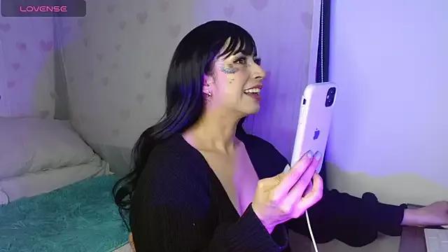 Discover our girls online shows and discover the company of countless livestreamers, with stunning shapes, sex toys and more.