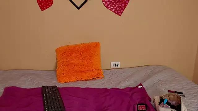 Discover our girls online shows and discover the company of countless livestreamers, with stunning shapes, sex toys and more.