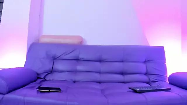 Discover our girls online shows and discover the company of countless livestreamers, with stunning shapes, sex toys and more.