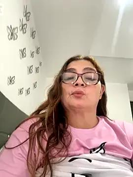 Discover our girls online shows and discover the company of countless livestreamers, with stunning shapes, sex toys and more.