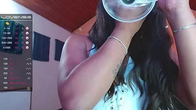 Discover our girls online shows and discover the company of countless livestreamers, with stunning shapes, sex toys and more.