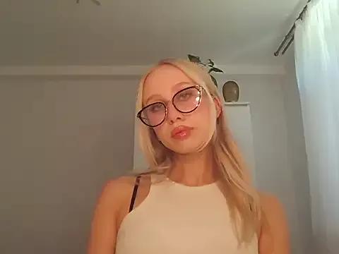 Discover our girls online shows and discover the company of countless livestreamers, with stunning shapes, sex toys and more.