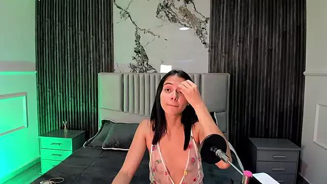 Discover our girls online shows and discover the company of countless livestreamers, with stunning shapes, sex toys and more.