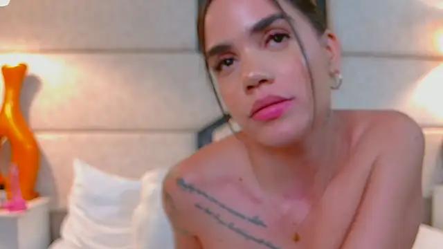 Discover our girls online shows and discover the company of countless livestreamers, with stunning shapes, sex toys and more.