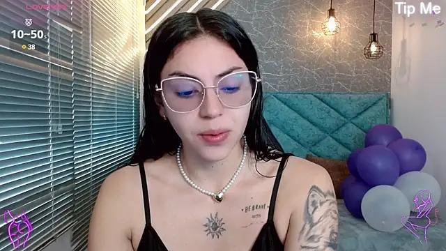 Discover our girls online shows and discover the company of countless livestreamers, with stunning shapes, sex toys and more.