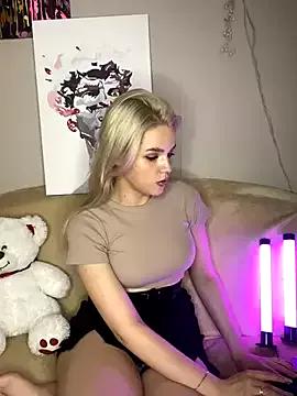 Discover our girls online shows and discover the company of countless livestreamers, with stunning shapes, sex toys and more.