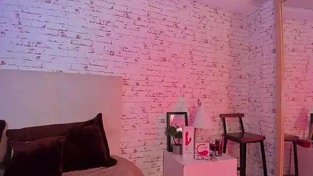 Discover our girls online shows and discover the company of countless livestreamers, with stunning shapes, sex toys and more.