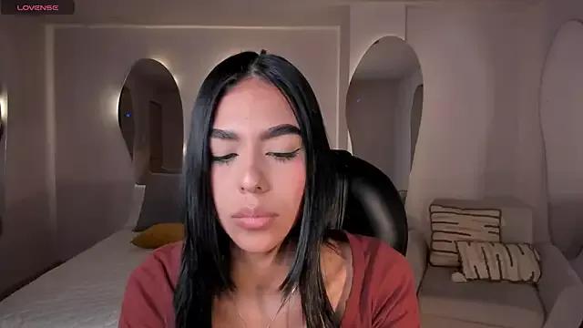 Discover our girls online shows and discover the company of countless livestreamers, with stunning shapes, sex toys and more.