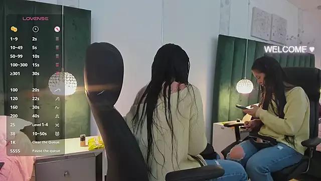 Discover our girls online shows and discover the company of countless livestreamers, with stunning shapes, sex toys and more.