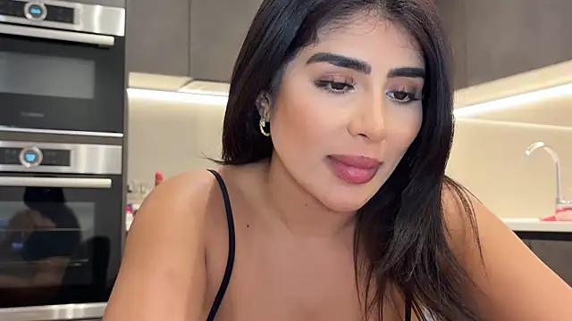 Discover our girls online shows and discover the company of countless livestreamers, with stunning shapes, sex toys and more.