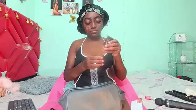 Discover our girls online shows and discover the company of countless livestreamers, with stunning shapes, sex toys and more.