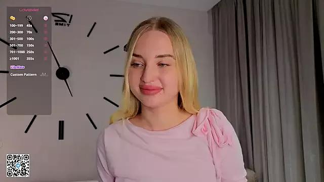 Discover our girls online shows and discover the company of countless livestreamers, with stunning shapes, sex toys and more.