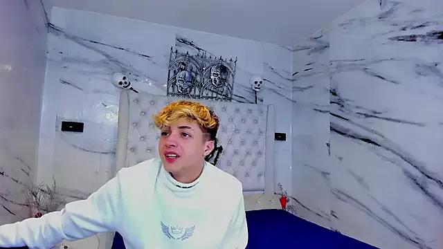 Ari_and_Storm from StripChat is Freechat