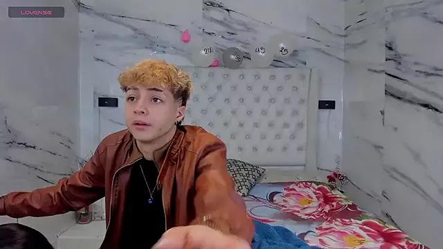 Ari_and_Storm from StripChat is Freechat