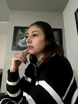 Discover our girls online shows and discover the company of countless livestreamers, with stunning shapes, sex toys and more.