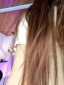 Discover our girls online shows and discover the company of countless livestreamers, with stunning shapes, sex toys and more.