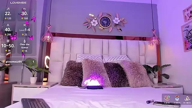 Discover our girls online shows and discover the company of countless livestreamers, with stunning shapes, sex toys and more.