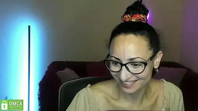 Discover our girls online shows and discover the company of countless livestreamers, with stunning shapes, sex toys and more.