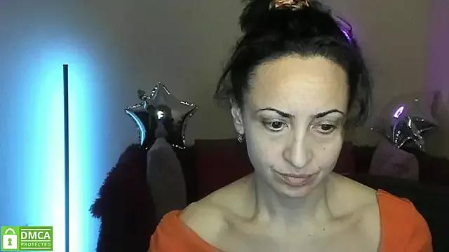 Discover our girls online shows and discover the company of countless livestreamers, with stunning shapes, sex toys and more.