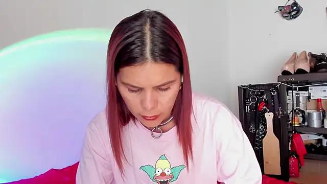 Discover our girls online shows and discover the company of countless livestreamers, with stunning shapes, sex toys and more.