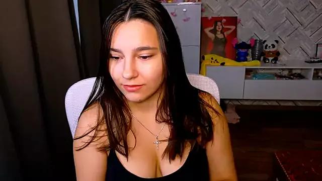 Discover our girls online shows and discover the company of countless livestreamers, with stunning shapes, sex toys and more.