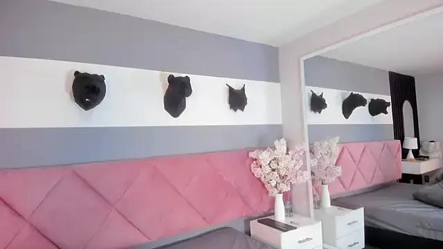 Discover our girls online shows and discover the company of countless livestreamers, with stunning shapes, sex toys and more.
