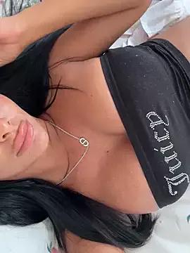 Discover our girls online shows and discover the company of countless livestreamers, with stunning shapes, sex toys and more.