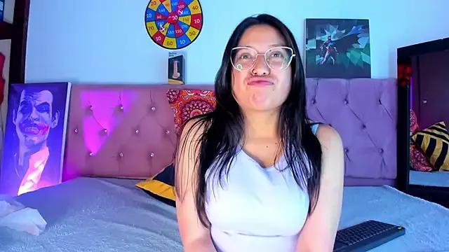 Discover our girls online shows and discover the company of countless livestreamers, with stunning shapes, sex toys and more.