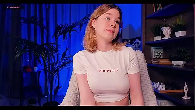 Discover our girls online shows and discover the company of countless livestreamers, with stunning shapes, sex toys and more.