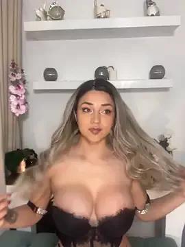 Discover our girls online shows and discover the company of countless livestreamers, with stunning shapes, sex toys and more.