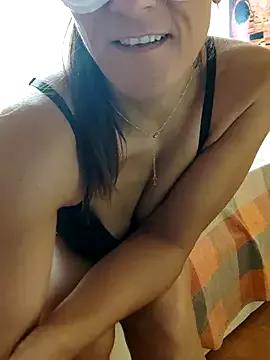 Discover our girls online shows and discover the company of countless livestreamers, with stunning shapes, sex toys and more.