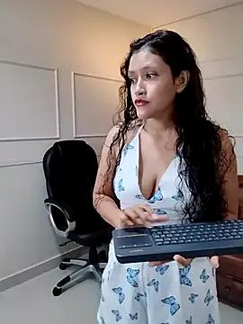 Discover our girls online shows and discover the company of countless livestreamers, with stunning shapes, sex toys and more.