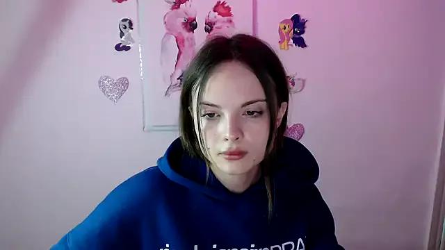 Discover our girls online shows and discover the company of countless livestreamers, with stunning shapes, sex toys and more.