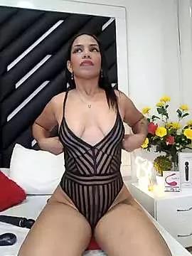 Discover our girls online shows and discover the company of countless livestreamers, with stunning shapes, sex toys and more.