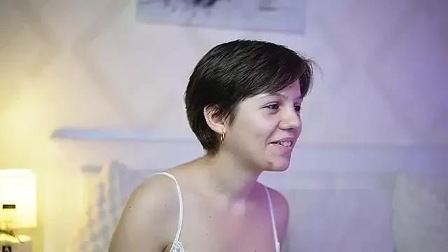 Discover our girls online shows and discover the company of countless livestreamers, with stunning shapes, sex toys and more.