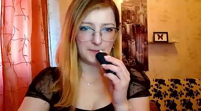 Discover our girls online shows and discover the company of countless livestreamers, with stunning shapes, sex toys and more.