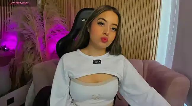 Discover our girls online shows and discover the company of countless livestreamers, with stunning shapes, sex toys and more.