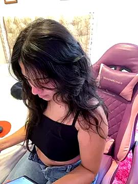 Discover our girls online shows and discover the company of countless livestreamers, with stunning shapes, sex toys and more.