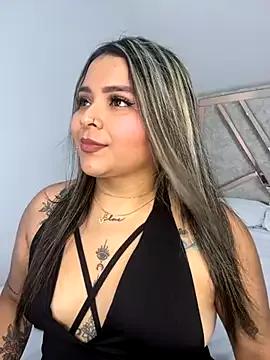 Discover our girls online shows and discover the company of countless livestreamers, with stunning shapes, sex toys and more.