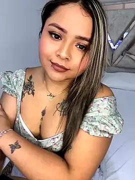 Discover our girls online shows and discover the company of countless livestreamers, with stunning shapes, sex toys and more.