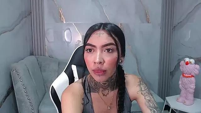 Discover our girls online shows and discover the company of countless livestreamers, with stunning shapes, sex toys and more.