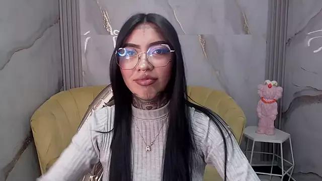 Discover our girls online shows and discover the company of countless livestreamers, with stunning shapes, sex toys and more.