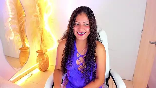 Discover our girls online shows and discover the company of countless livestreamers, with stunning shapes, sex toys and more.