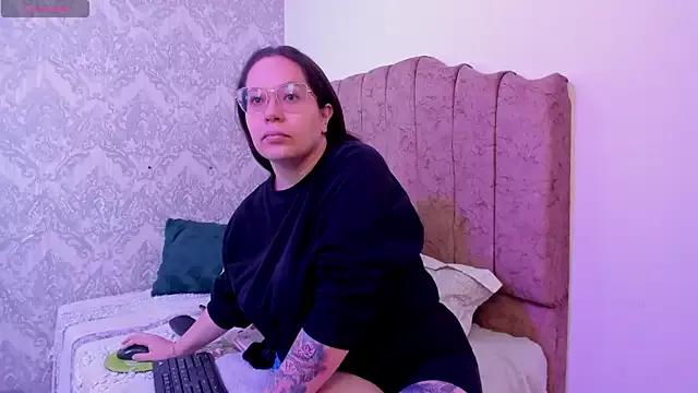 Discover our girls online shows and discover the company of countless livestreamers, with stunning shapes, sex toys and more.