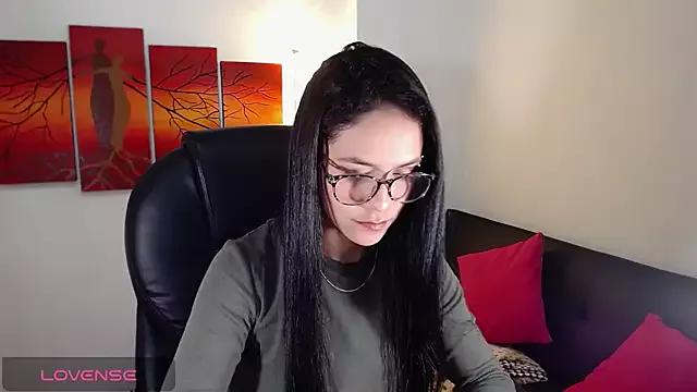Discover our girls online shows and discover the company of countless livestreamers, with stunning shapes, sex toys and more.