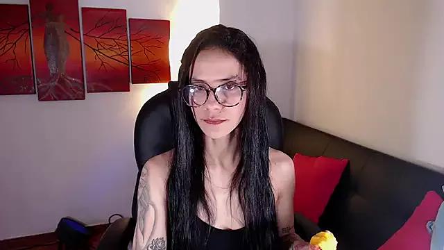 Discover our girls online shows and discover the company of countless livestreamers, with stunning shapes, sex toys and more.